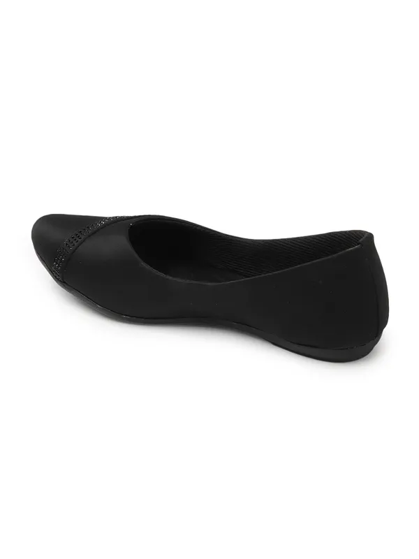 Elegant_women's_slip-on_ballerina_flats_with_textured,_cushioned_insole_and_embellished_centerpiece_perfect_for_daily_wear.
