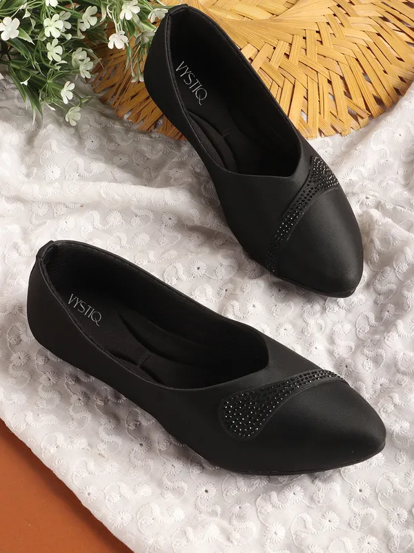 Elegant_women's_slip-on_ballerina_flats_with_textured,_cushioned_insole_and_embellished_centerpiece_perfect_for_daily_wear.