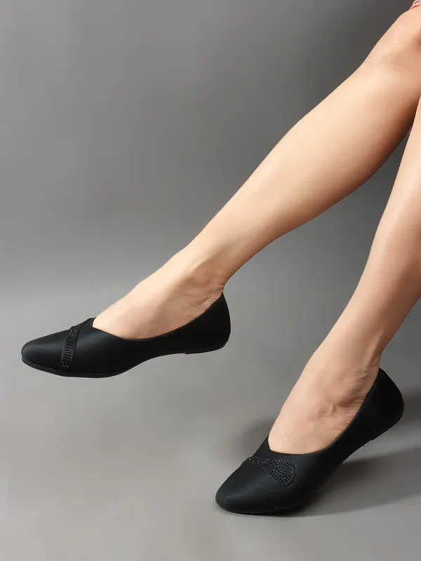 Elegant_women's_slip-on_ballerina_flats_with_textured,_cushioned_insole_and_embellished_centerpiece_perfect_for_daily_wear.