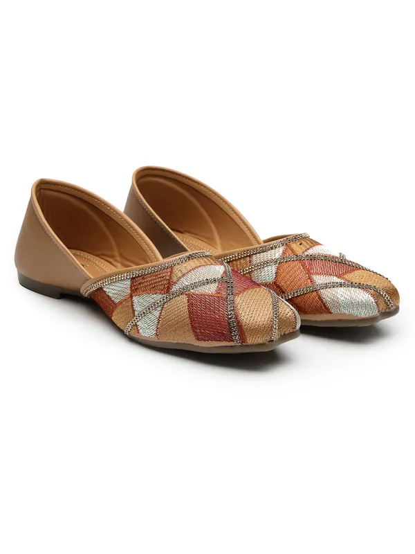 Trendy_Embroidered_Womenï¿½s_Ethnic_Jutti_with_Comfortable_Insole_and_Traditional_Craft_Detailing