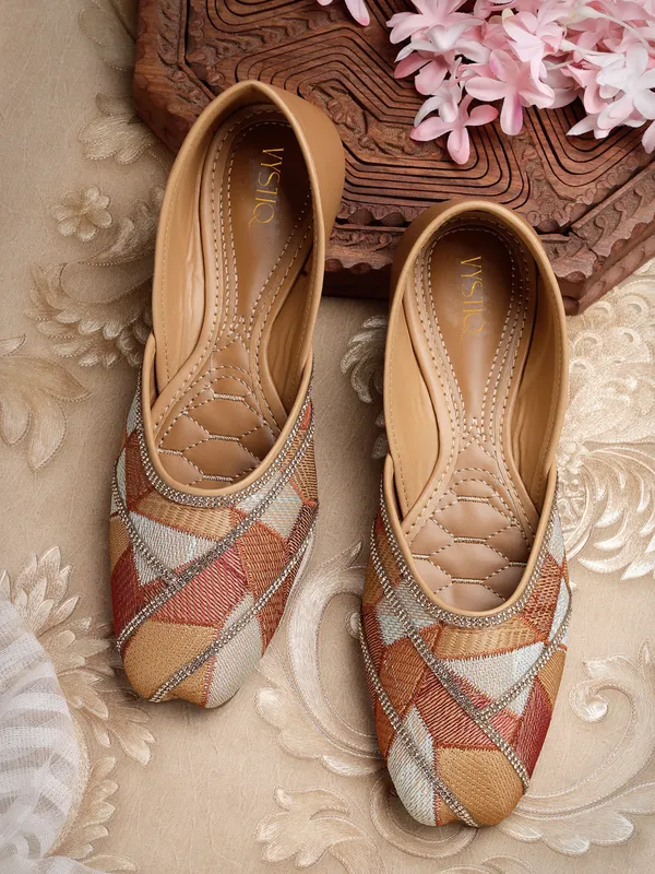 Trendy_Embroidered_Womenï¿½s_Ethnic_Jutti_with_Comfortable_Insole_and_Traditional_Craft_Detailing