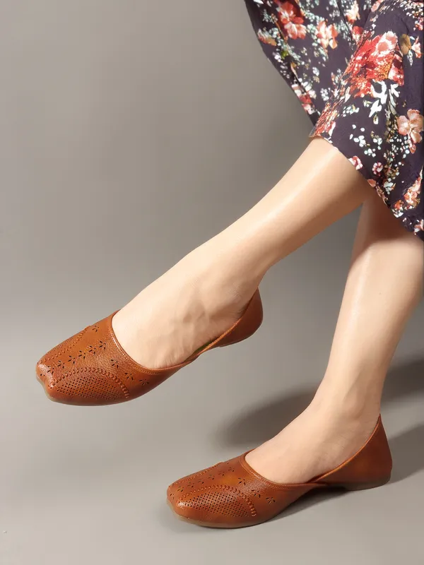 Elegant_Textured_Synthetic_1.5_inch_Heel_Leather_Juttis_with_Square_Toe_&_Perforated_Design