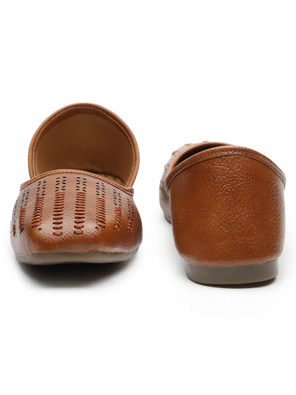 Stylish_Closed-Toe_Womenï¿½s_Flat_with_Perforated_PU_Design_and_Cushioned_Insole_for_Daily_Comfort
