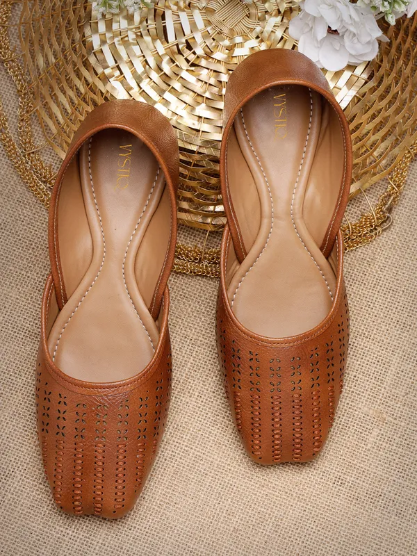 Stylish_Closed-Toe_Womenï¿½s_Flat_with_Perforated_PU_Design_and_Cushioned_Insole_for_Daily_Comfort
