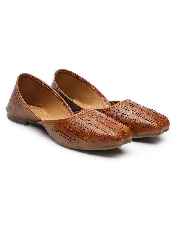 Stylish_Closed-Toe_Womenï¿½s_Flat_with_Perforated_PU_Design_and_Cushioned_Insole_for_Daily_Comfort