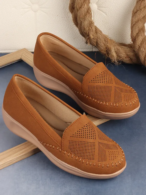 Women's_casual_slip-on_loafers_with_2_inch_Heel__cushioned_insoles,_breathable_mesh_detailing,_flat_sole,_ideal_for_daily_wear_and_comfort.