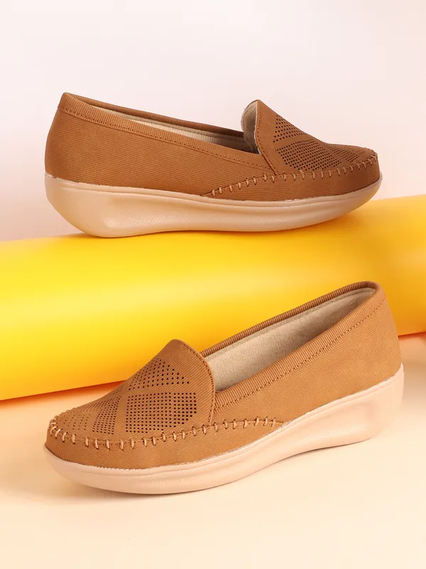 Women's_casual_slip-on_loafers_with_2_inch_Heel__cushioned_insoles,_breathable_mesh_detailing,_flat_sole,_ideal_for_daily_wear_and_comfort.