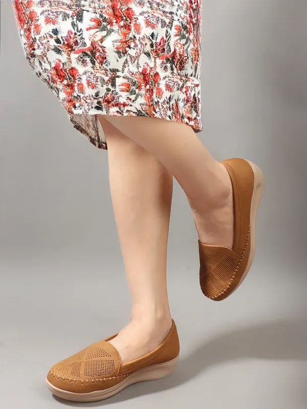 Women's_casual_slip-on_loafers_with_2_inch_Heel__cushioned_insoles,_breathable_mesh_detailing,_flat_sole,_ideal_for_daily_wear_and_comfort.