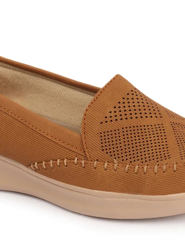 Women's_casual_slip-on_loafers_with_2_inch_Heel__cushioned_insoles,_breathable_mesh_detailing,_flat_sole,_ideal_for_daily_wear_and_comfort.
