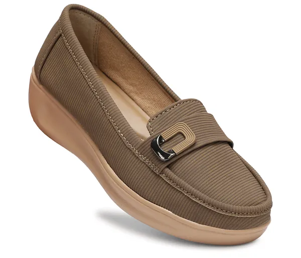 Step_into_effortless_style_and_all-day_comfort_with_these_elegant_wedge_heel_loafers