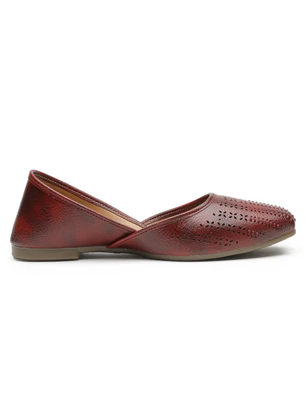 Stylish_Closed-Toe_Womenï¿½s_Flat_with_Perforated_PU_Design_and_Cushioned_Insole_for_Daily_Comfort