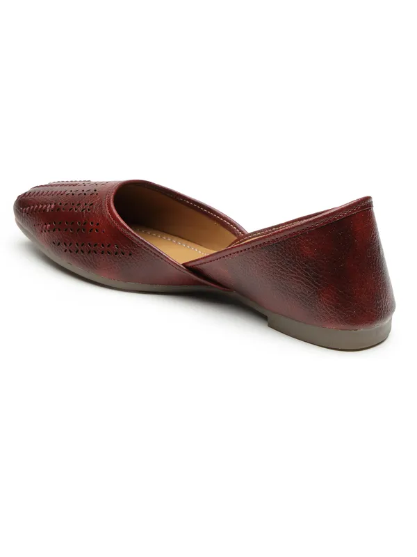 Stylish_Closed-Toe_Womenï¿½s_Flat_with_Perforated_PU_Design_and_Cushioned_Insole_for_Daily_Comfort