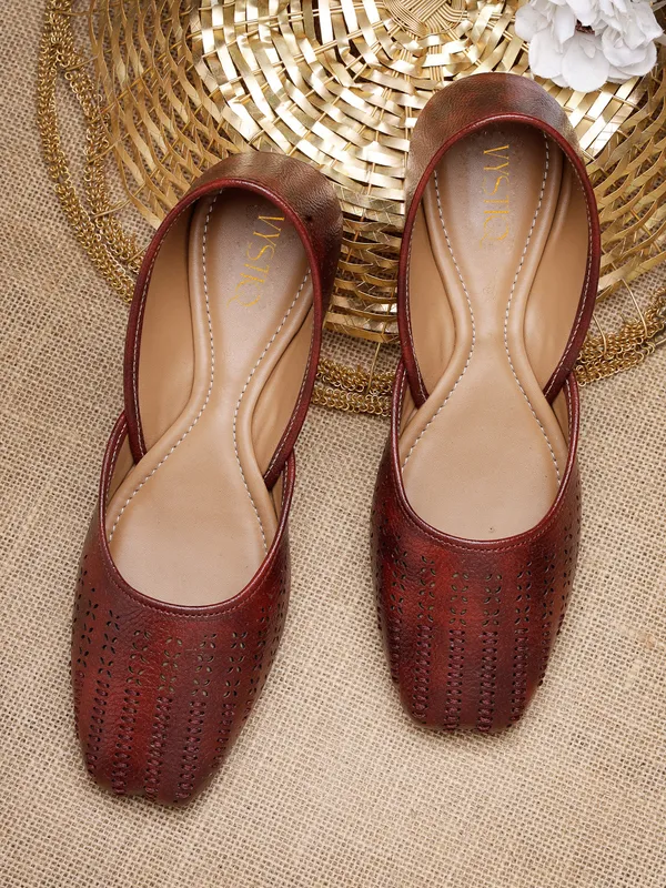 Stylish_Closed-Toe_Womenï¿½s_Flat_with_Perforated_PU_Design_and_Cushioned_Insole_for_Daily_Comfort