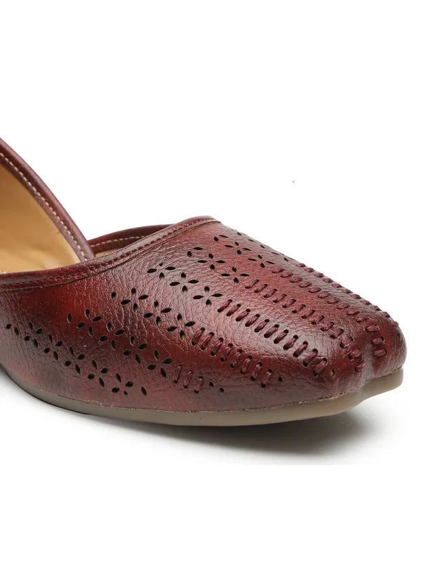 Stylish_Closed-Toe_Womenï¿½s_Flat_with_Perforated_PU_Design_and_Cushioned_Insole_for_Daily_Comfort
