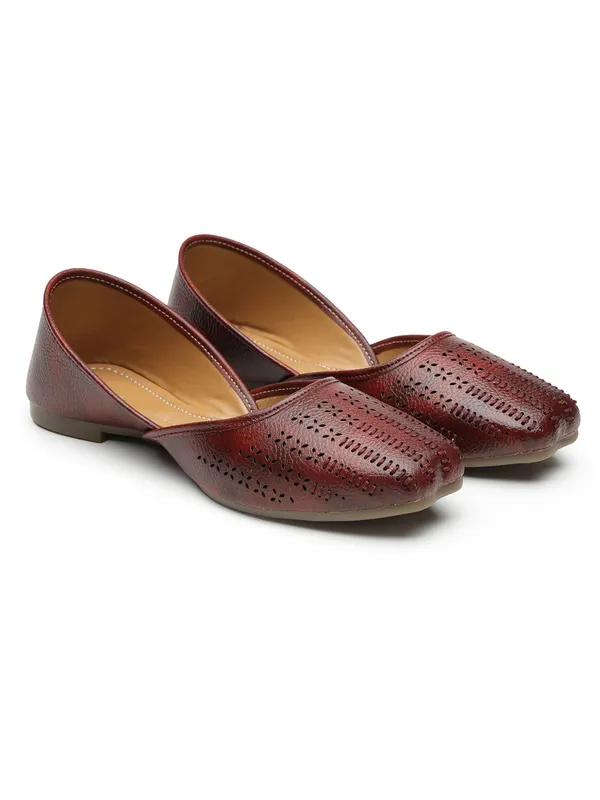 Stylish_Closed-Toe_Womenï¿½s_Flat_with_Perforated_PU_Design_and_Cushioned_Insole_for_Daily_Comfort