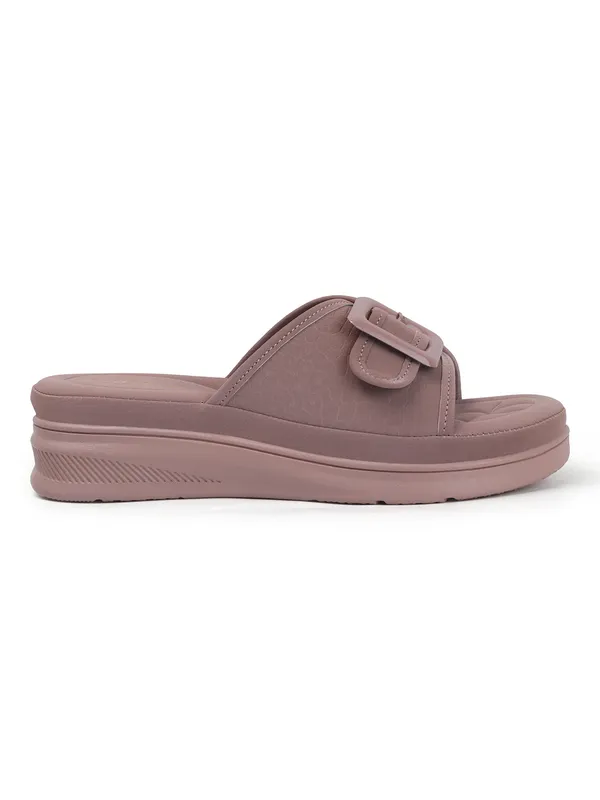 Elegant_Slide_Women_Sandals_with_Bold_Buckle_and_Soft_Quilted_Footbed_for_Everyday_Comfort