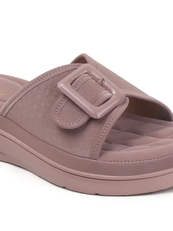 Elegant_Slide_Women_Sandals_with_Bold_Buckle_and_Soft_Quilted_Footbed_for_Everyday_Comfort