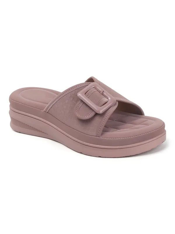 Elegant_Slide_Women_Sandals_with_Bold_Buckle_and_Soft_Quilted_Footbed_for_Everyday_Comfort