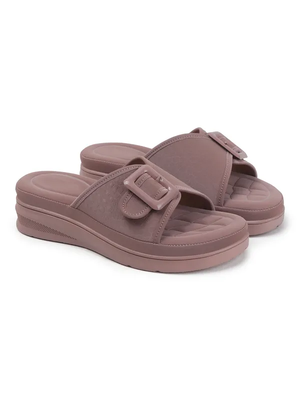 Elegant_Slide_Women_Sandals_with_Bold_Buckle_and_Soft_Quilted_Footbed_for_Everyday_Comfort