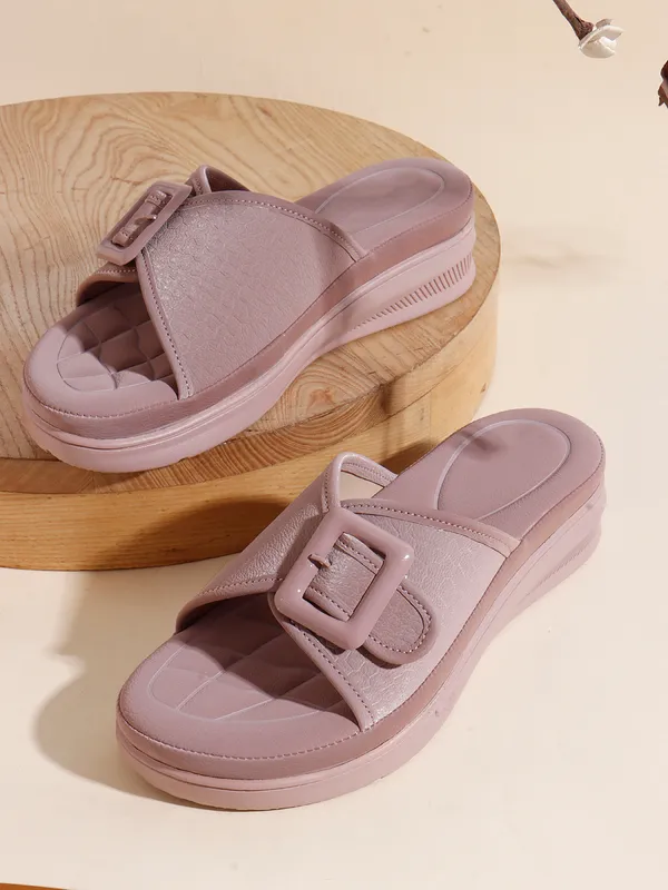 Elegant_Slide_Women_Sandals_with_Bold_Buckle_and_Soft_Quilted_Footbed_for_Everyday_Comfort