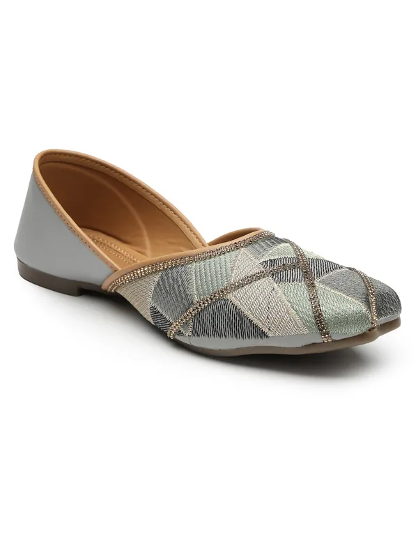Trendy_Embroidered_Womenï¿½s_Ethnic_Jutti_with_Comfortable_Insole_and_Traditional_Craft_Detailing