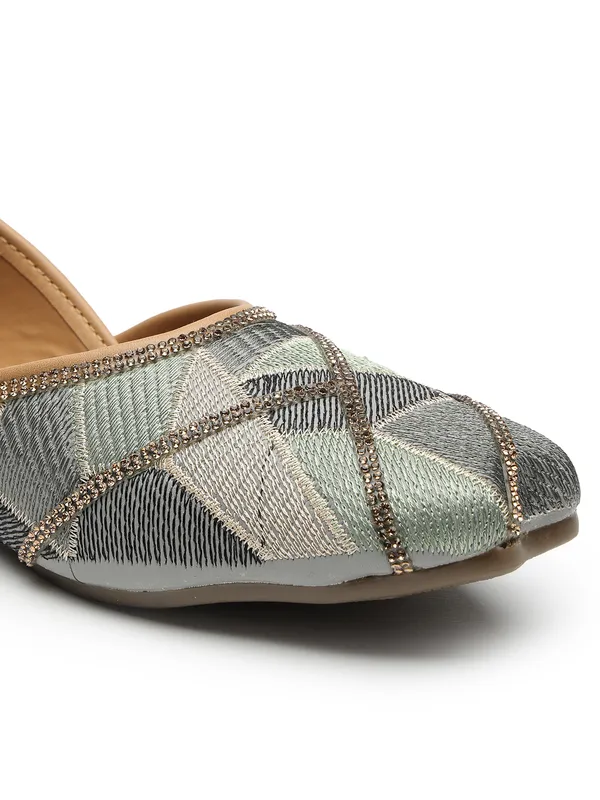 Trendy_Embroidered_Womenï¿½s_Ethnic_Jutti_with_Comfortable_Insole_and_Traditional_Craft_Detailing