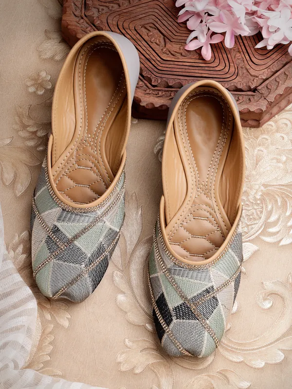 Trendy_Embroidered_Womenï¿½s_Ethnic_Jutti_with_Comfortable_Insole_and_Traditional_Craft_Detailing