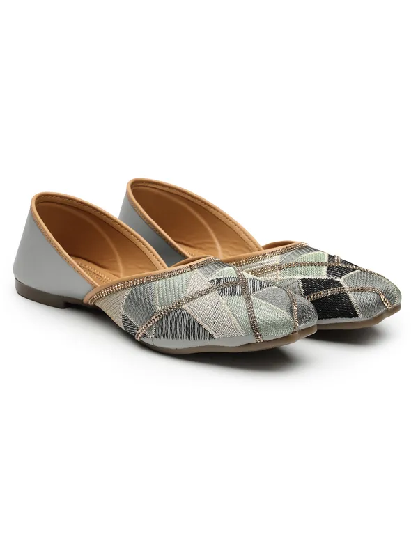 Trendy_Embroidered_Womenï¿½s_Ethnic_Jutti_with_Comfortable_Insole_and_Traditional_Craft_Detailing