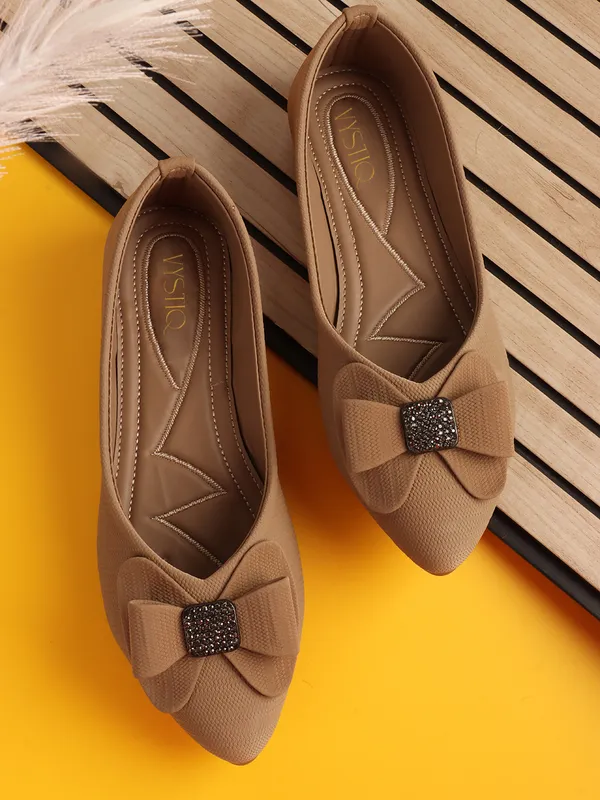 Elegant_women's_slip-on_ballerina_flats_with_textured_fabric,_cushioned_insole,_bow_ornamentation,_and_embellished_centerpieceï¿½perfect_for_daily_wear.