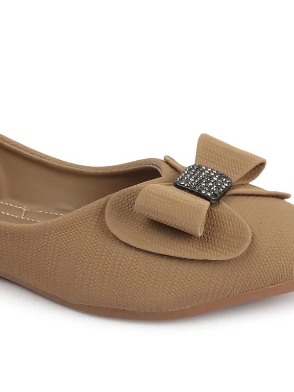 Elegant_women's_slip-on_ballerina_flats_with_textured_fabric,_cushioned_insole,_bow_ornamentation,_and_embellished_centerpieceï¿½perfect_for_daily_wear.