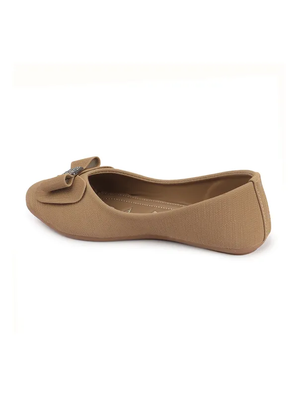 Elegant_women's_slip-on_ballerina_flats_with_textured_fabric,_cushioned_insole,_bow_ornamentation,_and_embellished_centerpieceï¿½perfect_for_daily_wear.