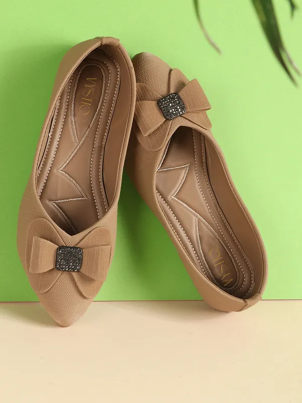 Elegant_women's_slip-on_ballerina_flats_with_textured_fabric,_cushioned_insole,_bow_ornamentation,_and_embellished_centerpieceï¿½perfect_for_daily_wear.