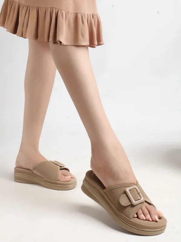 Elegant_Slide_Women_Sandals_with_Bold_Buckle_and_Soft_Quilted_Footbed_for_Everyday_Comfort