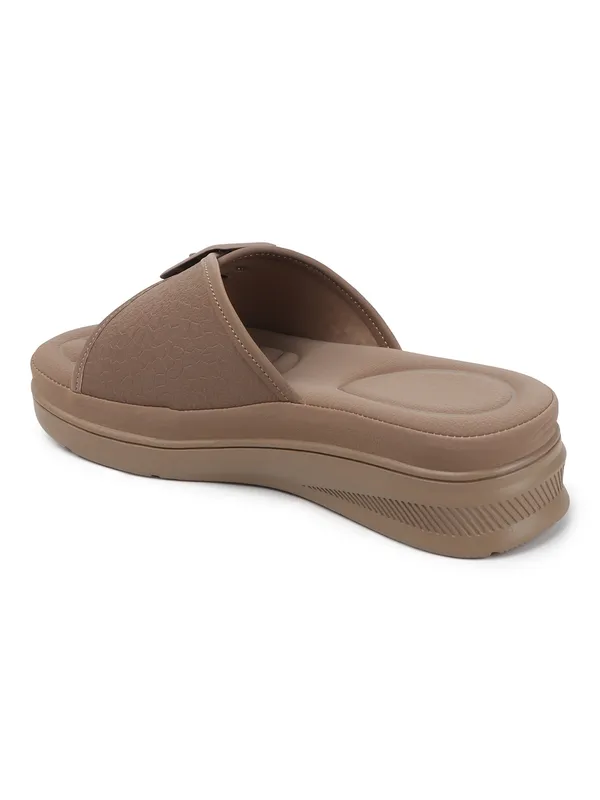 Elegant_Slide_Women_Sandals_with_Bold_Buckle_and_Soft_Quilted_Footbed_for_Everyday_Comfort