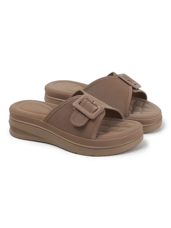 Elegant_Slide_Women_Sandals_with_Bold_Buckle_and_Soft_Quilted_Footbed_for_Everyday_Comfort