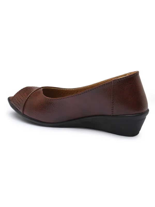 Elegant_women's_slip-on_1.5_inch_ballerina_flats_with_textured,_cushioned_insole_and_embellished_centerpiece_perfect_for_daily_wear.