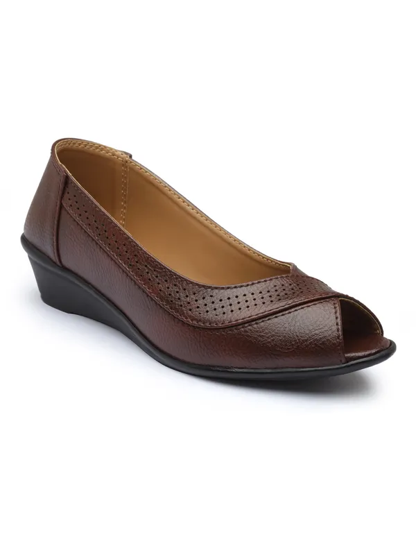 Elegant_women's_slip-on_1.5_inch_ballerina_flats_with_textured,_cushioned_insole_and_embellished_centerpiece_perfect_for_daily_wear.
