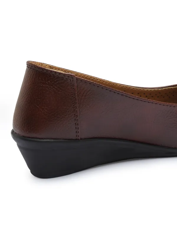 Elegant_women's_slip-on_1.5_inch_ballerina_flats_with_textured,_cushioned_insole_and_embellished_centerpiece_perfect_for_daily_wear.
