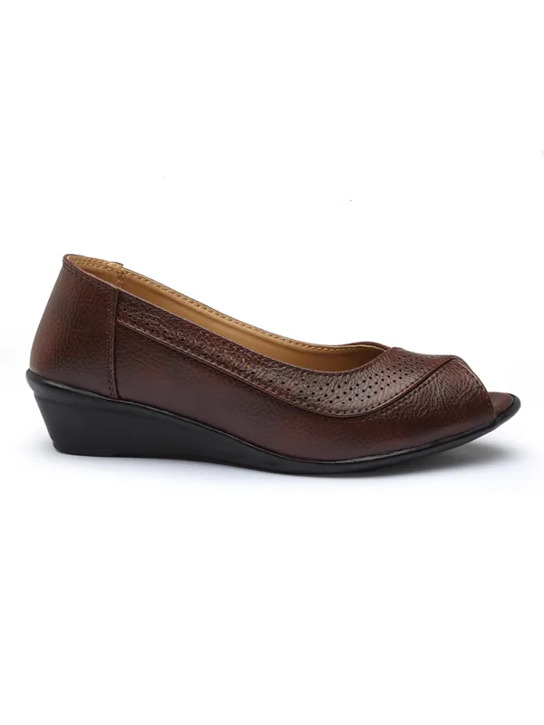 Elegant_women's_slip-on_1.5_inch_ballerina_flats_with_textured,_cushioned_insole_and_embellished_centerpiece_perfect_for_daily_wear.