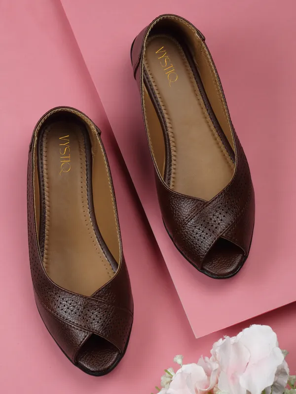 Elegant_women's_slip-on_1.5_inch_ballerina_flats_with_textured,_cushioned_insole_and_embellished_centerpiece_perfect_for_daily_wear.