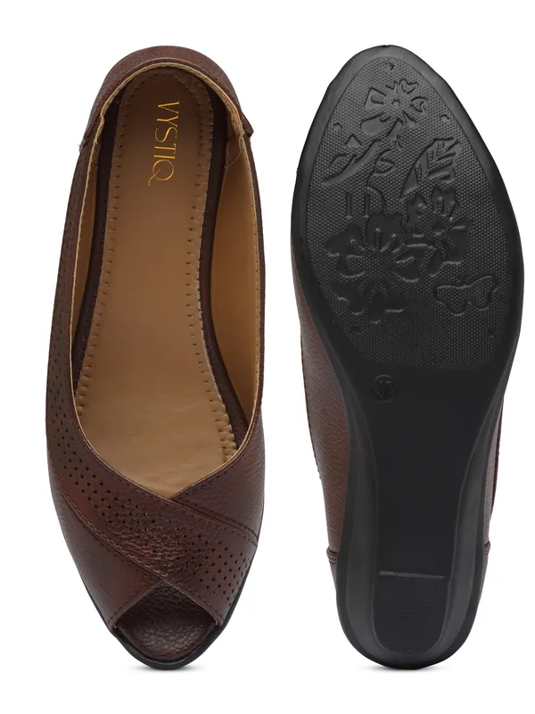 Elegant_women's_slip-on_1.5_inch_ballerina_flats_with_textured,_cushioned_insole_and_embellished_centerpiece_perfect_for_daily_wear.
