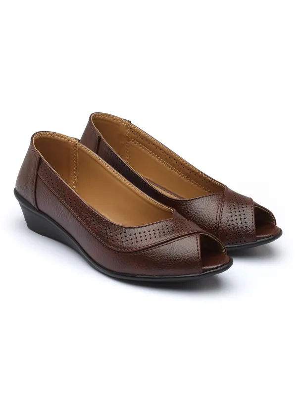 Elegant_women's_slip-on_1.5_inch_ballerina_flats_with_textured,_cushioned_insole_and_embellished_centerpiece_perfect_for_daily_wear.