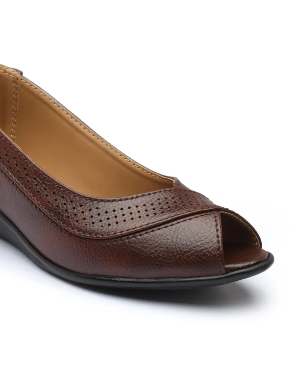 Elegant_women's_slip-on_1.5_inch_ballerina_flats_with_textured,_cushioned_insole_and_embellished_centerpiece_perfect_for_daily_wear.