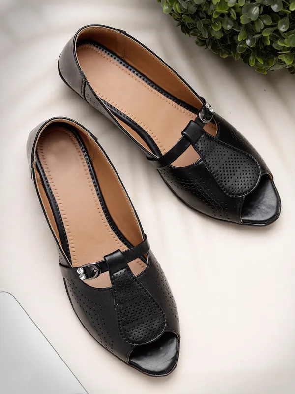 Stylish_Peep-Toe_Wedge_Sandals_for_Women_with_Laser-Cut_Design_and_Decorative_Buckle_Detail