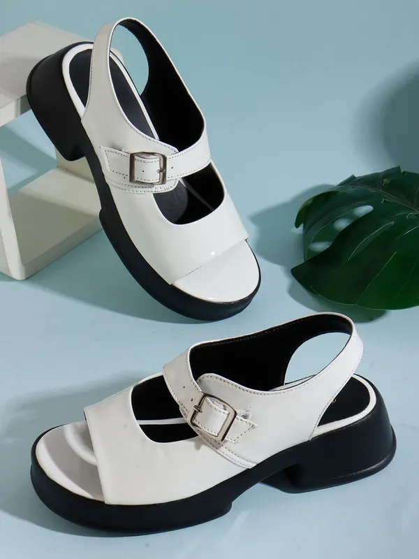 Trendy_Beige_Platform_Sandals_with_Buckle_Detail_and_Block_Heel