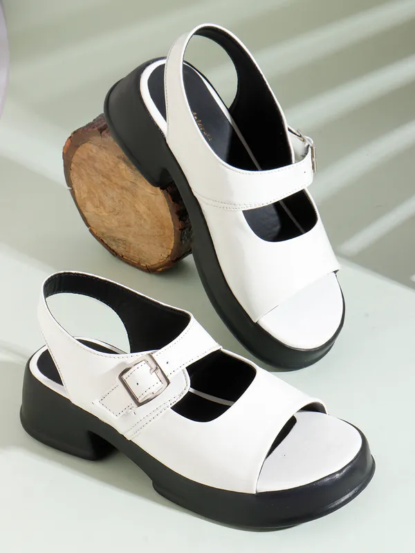 Trendy_Beige_Platform_Sandals_with_Buckle_Detail_and_Block_Heel
