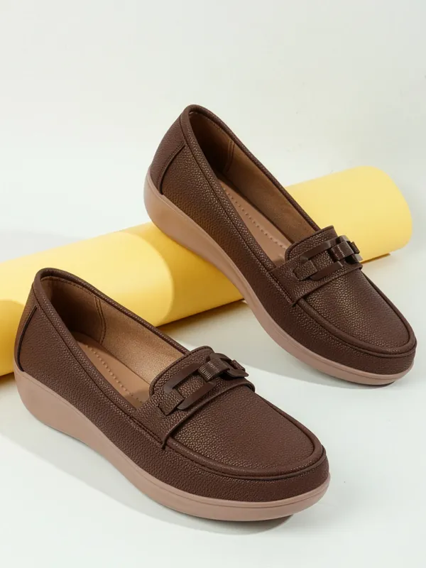 Classic_Loafers_with_Comfortable_Cushioned_Sole_and_Stylish_Buckle_Design_for_Everyday_Wear