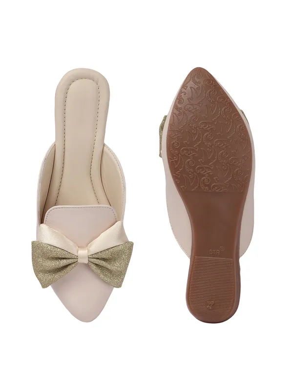 Elegant_Flat_Mules_for_Women_with_Golden_Bow_Accent_and_Soft_Cushioned_Insole_for_Daily_Comfort