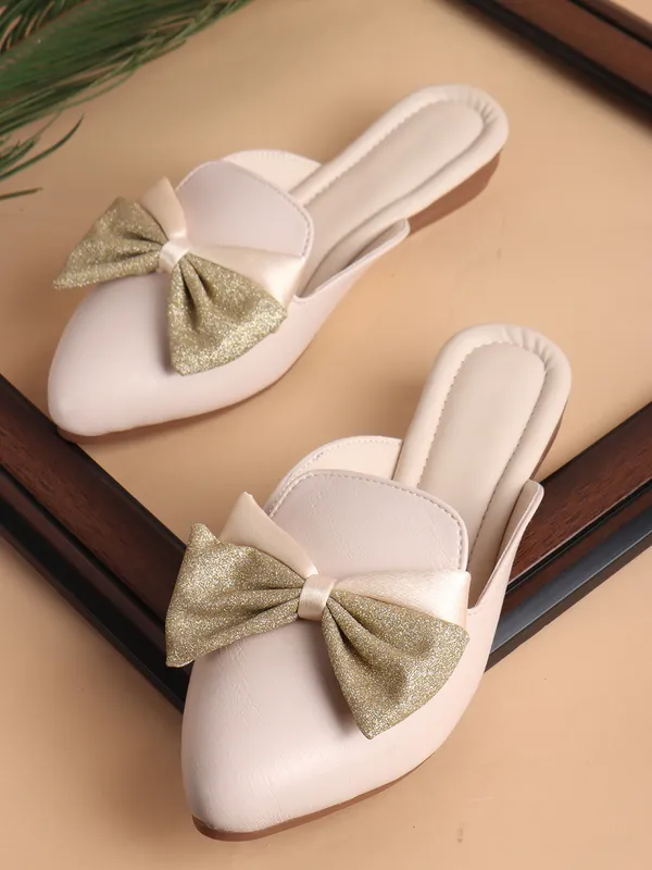 Elegant_Flat_Mules_for_Women_with_Golden_Bow_Accent_and_Soft_Cushioned_Insole_for_Daily_Comfort