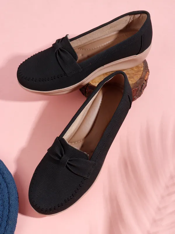 Classic_Loafers_with_Comfortable_Cushioned_Sole_and_Stylish_Design_for_Everyday_Wear